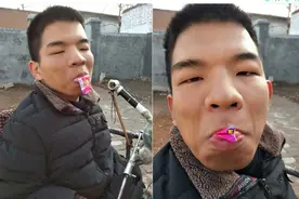山东脑瘫小伙把糖纸吞嘴里，来回一嚼吐出一架纸飞机，获世界纪录图片