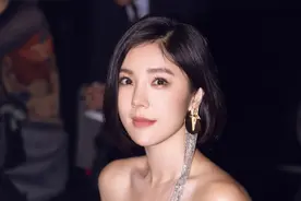 32岁赵奕欢穿连体裤，秀出迷人大长腿，凹凸感明显不愧是宅男女神图片