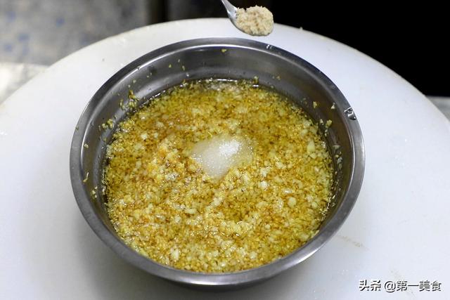 做蒜蓉酱时，直接炸蒜末是错的！大厨常加这1步，蒜蓉更香不发苦