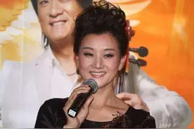 宋祖英难得时髦一回，穿印花连衣裙配黑丝袜，50多岁还有迷人曲线图片