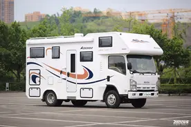 AT自动挡+6气囊空气悬挂+超大空间！五十铃可可西里单拓房车实拍图片