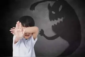 孩子经常容易害怕是胆小吗？错误回应孩子受伤，如何培养孩子勇敢图片