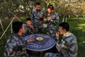 中秋节，军营版“专属月饼”新鲜出炉，你喜欢吃啥馅的？图片
