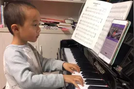 钢琴宝宝学钢琴；怎样看待线上钢琴陪练课的效果与收费？图片