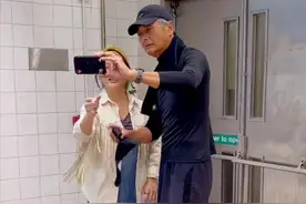 66岁周润发快瘦成麻杆！穿健美裤晨跑四肢纤瘦没气色，目测100斤图片