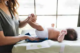 宝宝拉完“臭臭”后，是该用纸巾擦还是用水洗？你的做法对了吗？图片