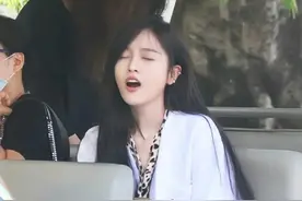 “单飞”后吴宣仪真拼，还没睡醒就被拽起录节目，穿睡袍哈欠连天图片