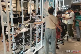 鸿星尔克线下门店遭疯抢，有的销量暴增10倍，顾客：快让老板涨价图片