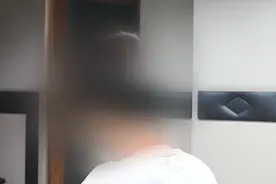 奇葩操作！丈夫扶醉酒妻子到驾驶座醒酒图片