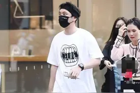 国民老公王思聪带四美女逛街，被指像带丫鬟，一只手表就要2000万图片