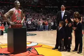 拥有雕像的NBA十大巨星，乔丹霸气，巴克利搞笑！图片