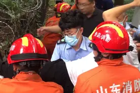 刚开学就出事，山东青岛大学生翻越栅栏腿被刺穿图片