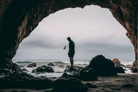 人性最大的愚蠢，是自以为是图片