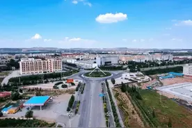 稀土之都——白云鄂博，这里的广场叫稀土广场，还有风能、太阳能图片