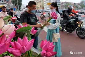 疫情之下：那些摆地摊儿的人们图片