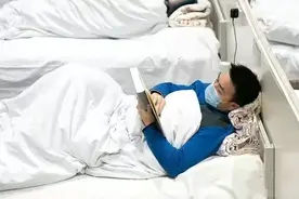 这是一张普通的照片，是什么让它触动了我们的心？图片