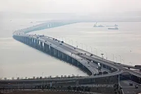 福州男孩闯入非人行桥，赤脚和光胳膊的特征帮他回到了家图片