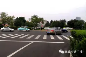 注意，这个路口不能左转弯了图片