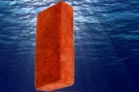 将一块砖头丢进1.1万米深的马里亚纳海沟，它多久能沉入海底？图片