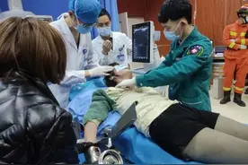 揪心！女子右手被绞肉机“吞下”，手掌卡在绞肉机中难取出……图片