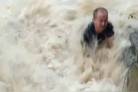 冲锋在前、义无反顾 | “雨不停，我们不归！”图片