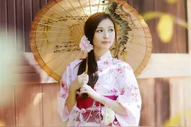 日本女人穿和服时，后背为何总有一个垫子？干什么用的？图片