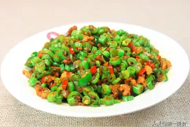 厨师长教你做地道小炒，龙豆脆嫩爽口，五花肉鲜香不腻，下饭一绝图片