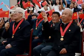 致敬！这些老兵获“光荣在党50年”纪念章图片