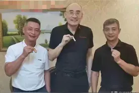 47岁体操冠军兄弟现身，皆满头白发，妻子都是女明星，膝下均无子图片