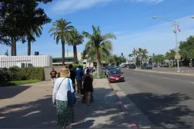 美国的人行道是水泥路，中国的人行道是地砖，美国是落后了吗？图片