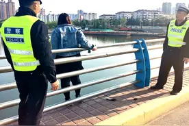 金雀山路沂河大桥上有人跳河图片
