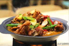大雪降至，大厨教大家做铁锅鸡，鸡肉紧致入味，制作简单，真香啊图片