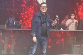 67岁李国麟忙捞金，酒吧商演头戴兔耳朵太卖力，已定居内地开公司图片