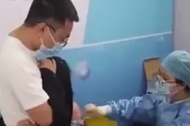 女子打疫苗害怕，全程抱紧身旁陌生男子，网友：这不是男朋友图片