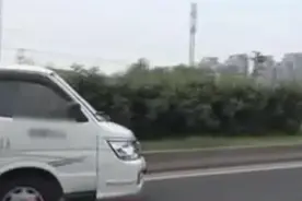 女子称北京警察“拦路抢劫”、“伤天害理”，一系列操作让人目瞪口呆图片
