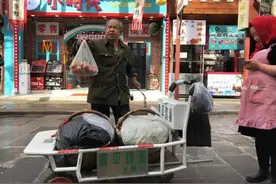 西安一盲人卖鸡蛋近30年，只为供女儿上学，连官媒都帮着宣传图片