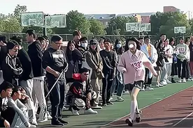 江西某高校运动会，一女生引争议，上身毛衣，下身“白丝短裙”图片