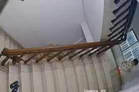 广东一小女孩从楼梯上摔下大哭，行动不便太爷爷急忙扶起细心查看图片