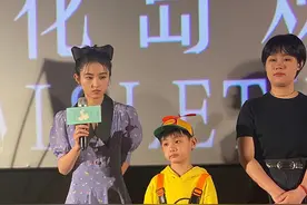 19岁张子枫穿娃娃裙变“瓷娃娃”，腰细成A4纸，小粗腿太抢镜图片