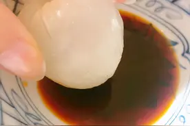 黑暗料理，吃荔枝为什么要蘸酱油？荔枝季广东酱油销量暴涨图片