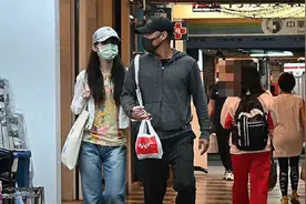 范逸臣忍痛退赛 紧牵13年田中千绘逛街 商店采买全程笑嘻嘻图片