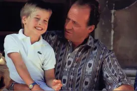 威廉6岁跟戴安娜出访西班牙，自信大胆不怕生，直接坐到国王怀里图片