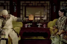 华妃与皇帝缠绵后：无意间一个动作，导致皇帝对年羹尧动了杀机图片