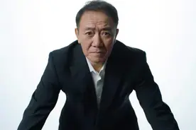 62岁李幼斌罕露面，打扮低调吃街边小炒，娶小13岁妻子太幸福图片
