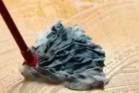 拖地别用清水！教你1个小妙招、干净不费力、还不留水渍图片