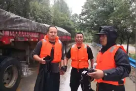 喜极而泣！救人被冲走的民警，10小时后自救归来！图片
