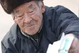 八旬老人冒雨步行前往火车站，山东临沂女车主欲送一程遭拒，“我俩都没钱，你走吧”图片