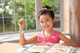 还记得当年的“复读机女孩”吗？看到她的高考成绩后，网友：退钱图片