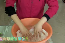 白色衣服发黄别着急扔掉，清洗时加上这“三样”，让衣服焕然一新图片