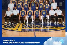 勇士全家福引热议！普尔坐C位，怀斯曼拄拐出席，维金斯站最后？图片